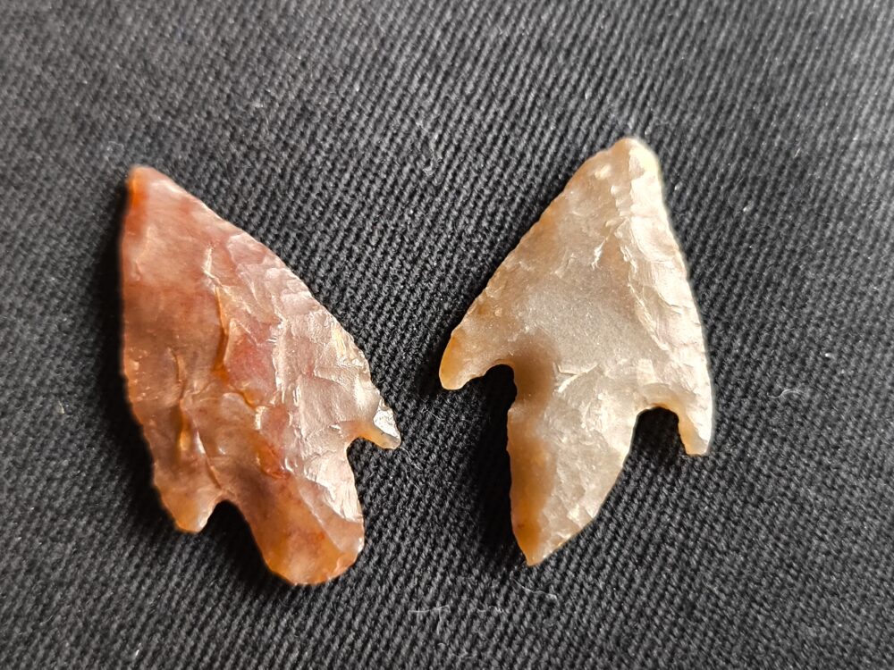 IMG_20251023_131139 zwei gestielte Pfeilspitzen, Neolithikum, Mauretanien