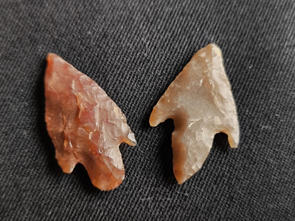 IMG_20251023_131140 zwei gestielte Pfeilspitzen, Neolithikum, Mauretanien