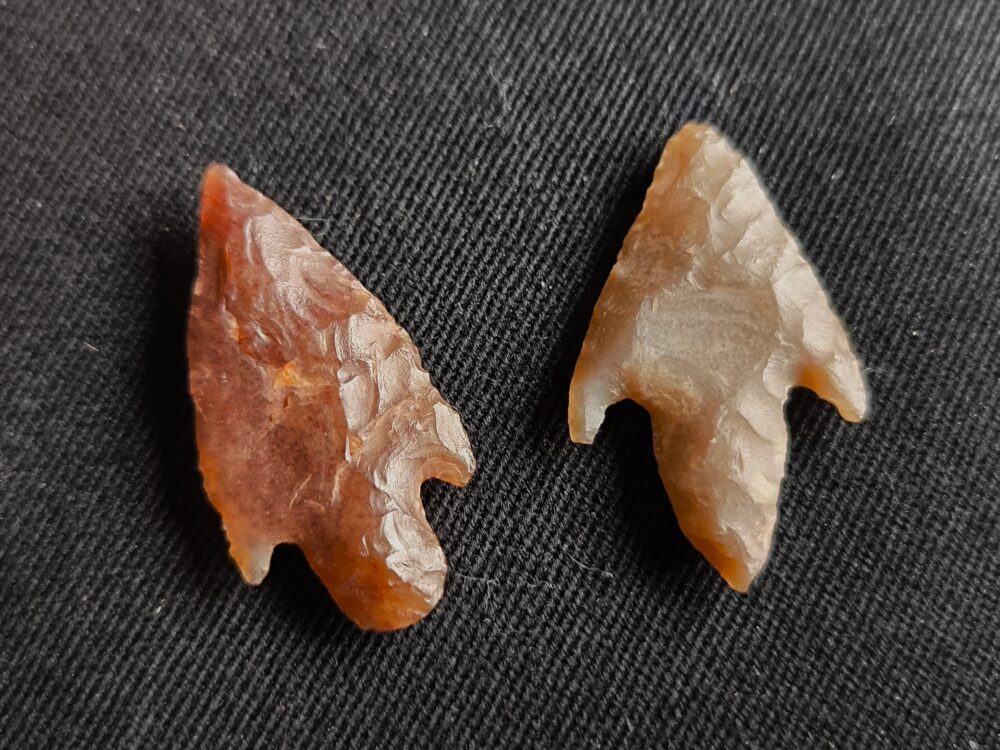 IMG_20251023_131156 zwei gestielte Pfeilspitzen, Neolithikum, Mauretanien