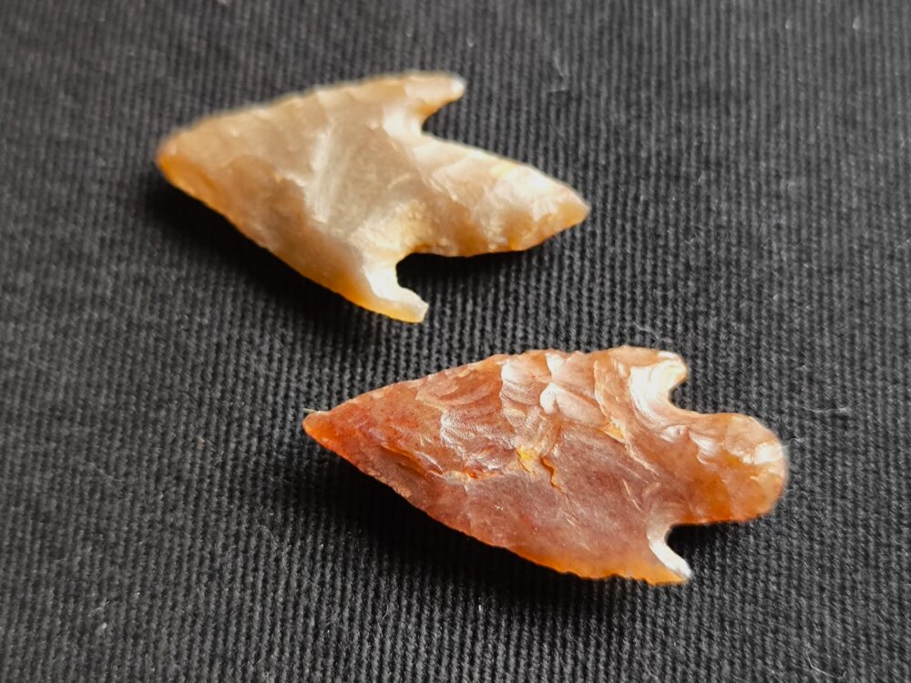 IMG_20251023_131212 zwei gestielte Pfeilspitzen, Neolithikum, Mauretanien