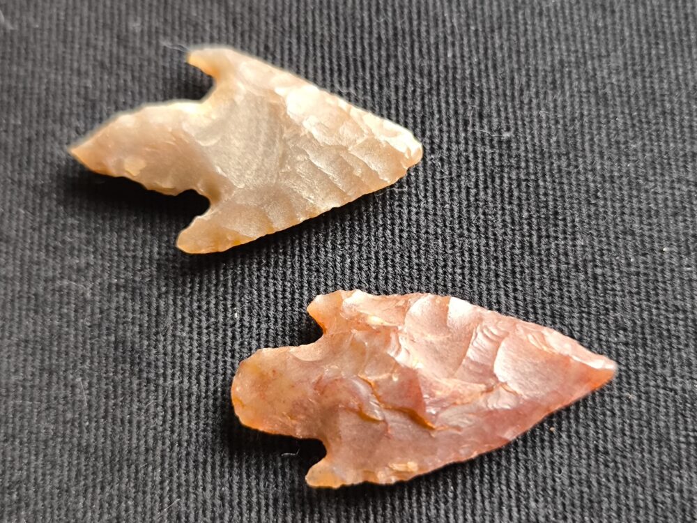 IMG_20251023_131225 zwei gestielte Pfeilspitzen, Neolithikum, Mauretanien