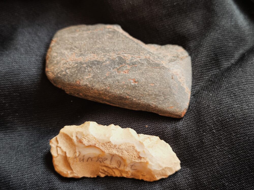 Spitze aus Feuerstein, und Flachhacke, Neolithikum, bei Regensburg