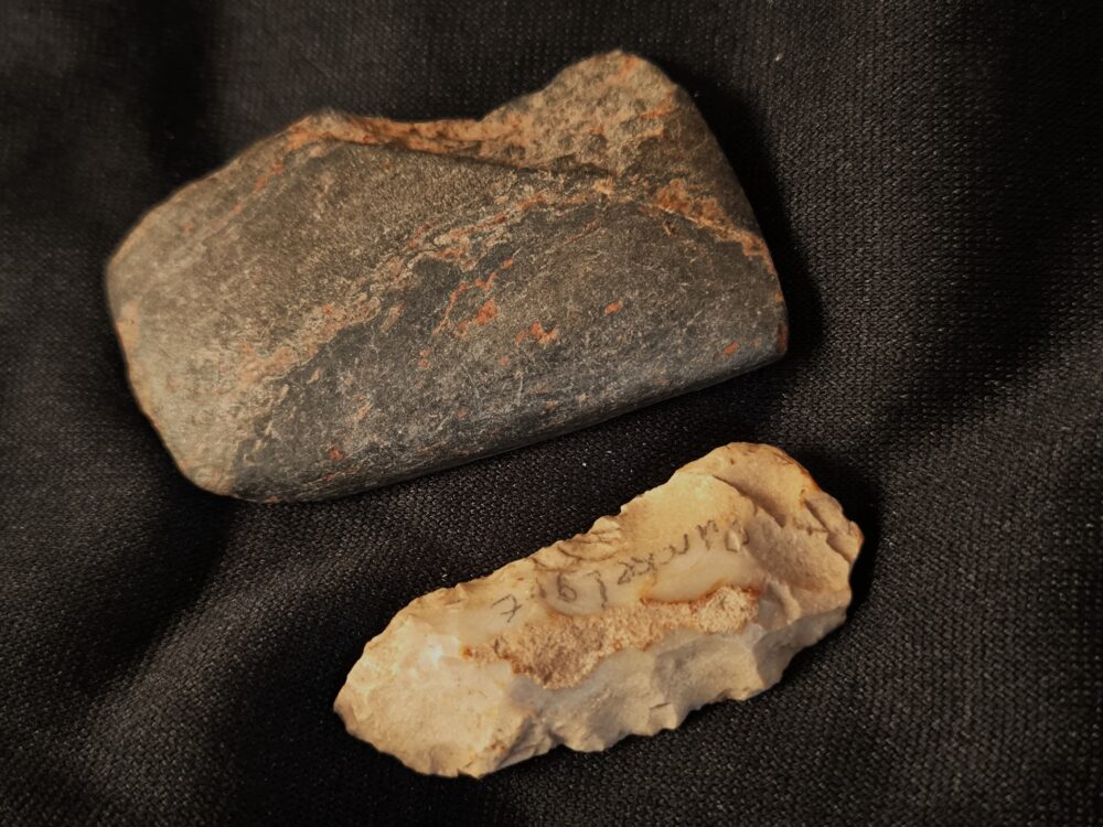 Spitze aus Feuerstein, und Flachhacke, Neolithikum, bei Regensburg