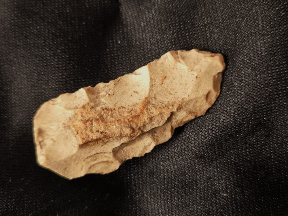 Spitze aus Feuerstein, und Flachhacke, Neolithikum, bei Regensburg