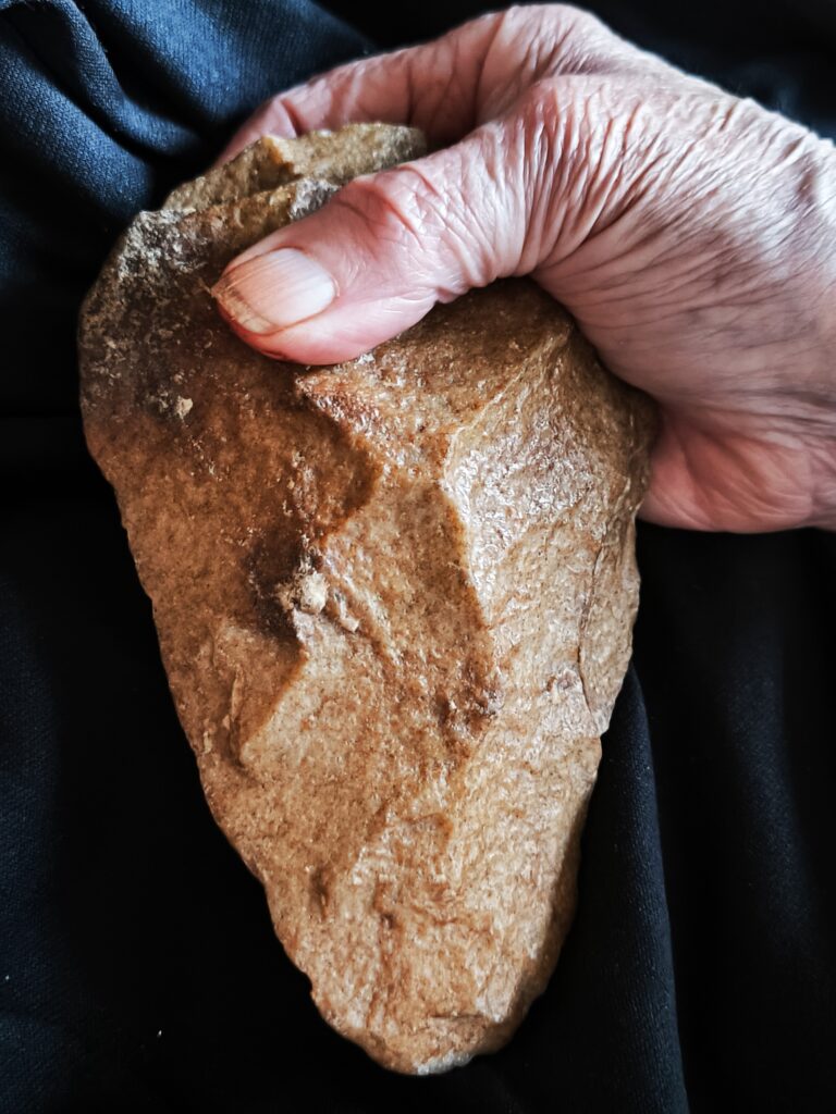 sehr schöner Faustkeil, Paläolithikum, Marokko.